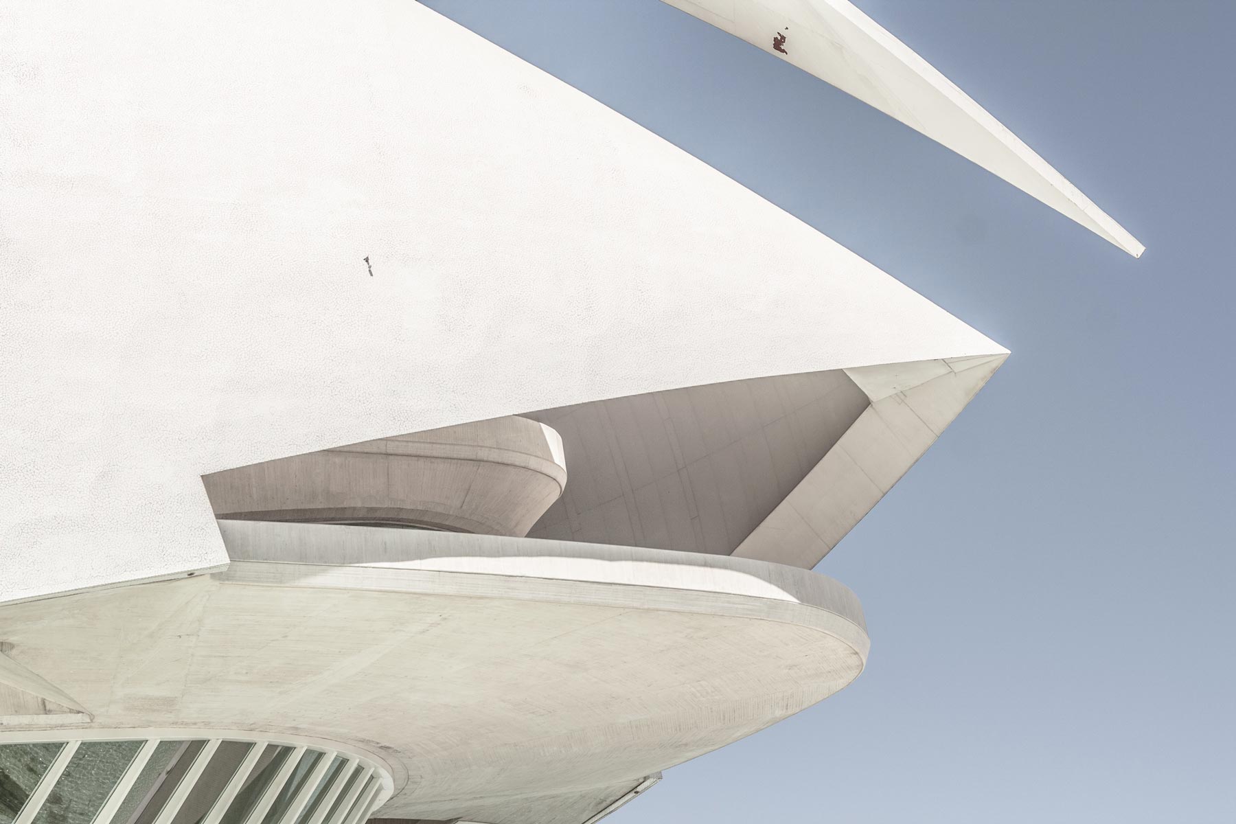 ' . esc_attr__( 'Close-up of the corner of a white, geometric building with both sharp points and round corners.' ) . '